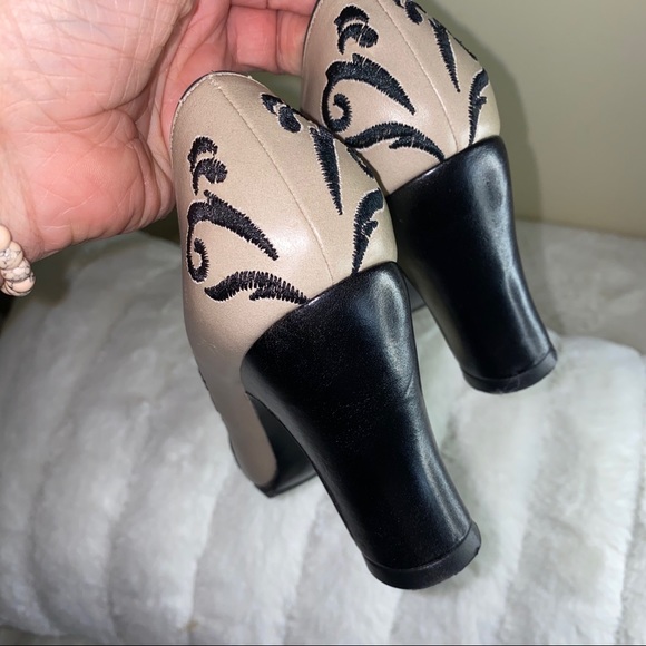 John Fluevog embroider close toe shoe size 7 1/2 - Picture 9 of 16